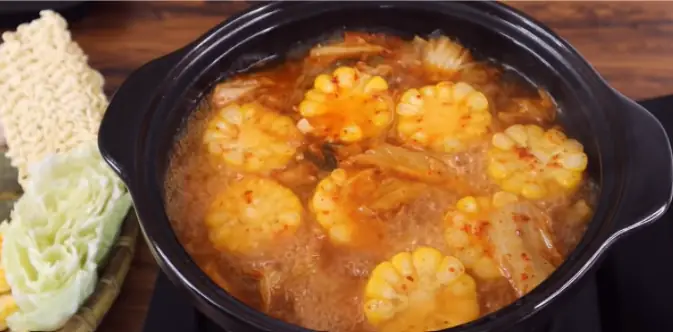 3. Cách nấu nước dùng lẩu mì cay