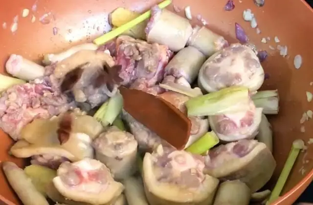 Xào đuôi bò với gia vị để ngon hơn Xào đuôi bò với gia vị để ngon hơn