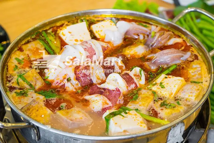 Khi Trời Bắt Đầu Mưa, Thời Tiết Trở Nên Se Se Lạnh, Chúng Ta Đều Nghi Ngay Đến Mónlẩu Mực Chua Caynóng Hổi. Cảm Nhận Hơi Nóng Bốc Lên Nghi Ngút Cùng Với Hương Thơm Của Các Loại Gia Vị. Gắp Một Miếng Mực Tươi Giòn Nhúng Vào Nồi, Rồi Chấm Với Chén Mắm Chua Chua Cay Cay Thì Ngon Còn Gì Bằng. Thêm Một Ít Thịt Heo Làm Cho Nước Ngọt, Đậm Đà. Khi Trời Bắt Đầu Mưa, Thời Tiết Trở Nên Se Se Lạnh, Chúng Ta Đều Nghi Ngay Đến Mónlẩu Mực Chua Caynóng Hổi. Cảm Nhận Hơi Nóng Bốc Lên Nghi Ngút Cùng Với Hương Thơm Của Các Loại Gia Vị. Gắp Một Miếng Mực Tươi Giòn Nhúng Vào Nồi, Rồi Chấm Với Chén Mắm Chua Chua Cay Cay Thì Ngon Còn Gì Bằng. Thêm Một Ít Thịt Heo Làm Cho Nước Ngọt, Đậm Đà.