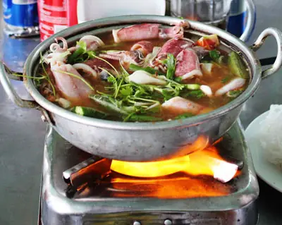 Lẩu mực Đại Lãnh luôn hấp dẫn khách bởi dư vị đậm đà.