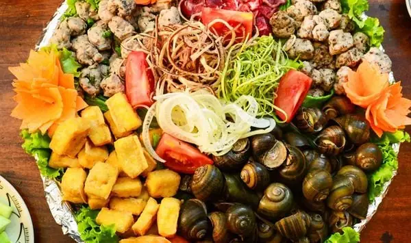 Nguyên liệu cho món lẩu ốc Nguyên liệu cho món lẩu ốc