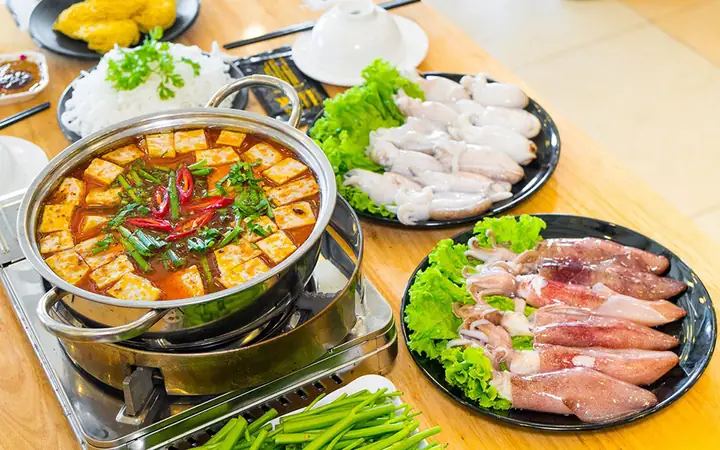 (sgtt) -lẩu Mực Nấu Chao Có Cách Thưởng Thức Giống Như Các Món Lẩu Khác, Ăn Kèm Với Bún Tươi Và Các Loại Rau. Món Ăn Này Phù Hợp Cho Những Bữa Ăn Gia Đìnhgần Gũi Nhưng Không Kém Phần Ấm Cúng.