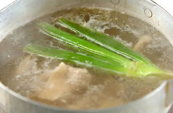 Nước lẩu nấm thanh ngọt, cá chiên viên đậm đà, không ngấy dầu mỡ khiến ai ăn cũng xuýt xoa khen ngợi.