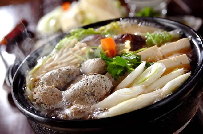 Nước lẩu nấm thanh ngọt, cá chiên viên đậm đà, không ngấy dầu mỡ khiến ai ăn cũng xuýt xoa khen ngợi.