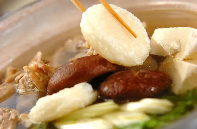 Nước lẩu nấm thanh ngọt, cá chiên viên đậm đà, không ngấy dầu mỡ khiến ai ăn cũng xuýt xoa khen ngợi.