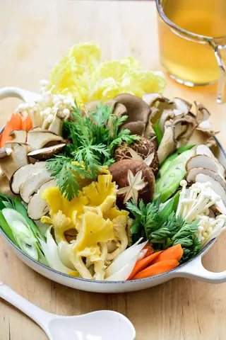 Món lẩu nấm thanh ngọt với các nguyên liệu linh hoạt và chế biến đơn giản. Hãy đổi gió cho cả nhà dịp cuối tuần với món ăn này nhé!