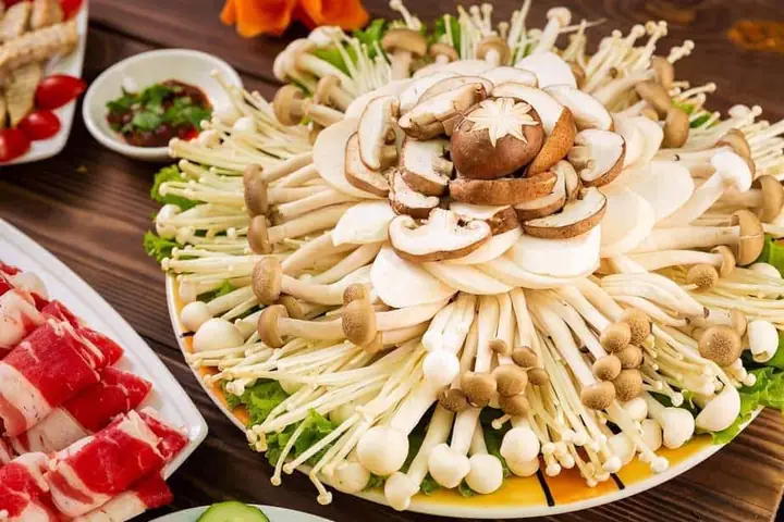 Lẩu Nấm Là Một Món Ăn Phổ Biến Trong Ẩm Thực Châu Á, Đặc Biệt Là Ở Việt Nam, Trung Quốc, Và Nhật Bản. Với Hương Vị Thơm Ngon, Thanh Mát Và Giàu Dinh Dưỡng, Lẩu Nấm Không Chỉ Phù Hợp Cho Các Buổi Họp Mặt Gia Đình Hay Bạn Bè Mà Còn Rất Tốt Cho Sức Khỏe. Món Ăn Này Sử Dụng Nhiều Loại Nấm Khác Nhau Cùng Với Các Loại Rau Củ Và Thịt, Tạo Nên Một Hương Vị Phong Phú Và Đa Dạng.