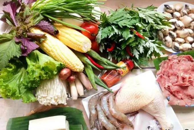 Nguyên Liệu Làm Lẩu Thập Cẩm Với Thịt Gà