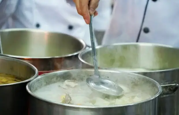 Bước 3: Nấu nước dùng lẩu