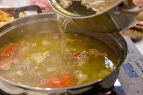 Bước 5: Nước Lẩu Nấu Lẩu Riêu Cua