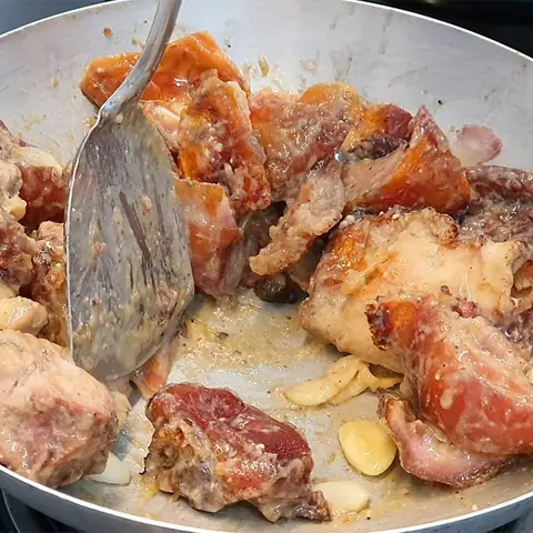 Nấu lẩu chao heo quay với khoai môn