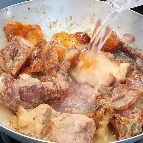 Nấu lẩu chao heo quay với khoai môn