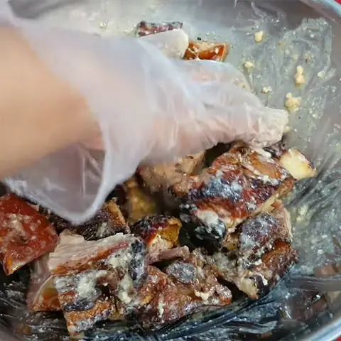 Sơ chế và ướp heo quay với chao