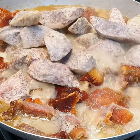 Nấu lẩu chao heo quay với khoai môn