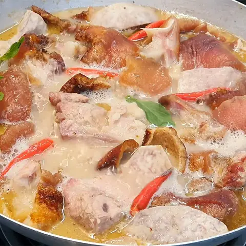 Nấu lẩu chao heo quay với khoai môn