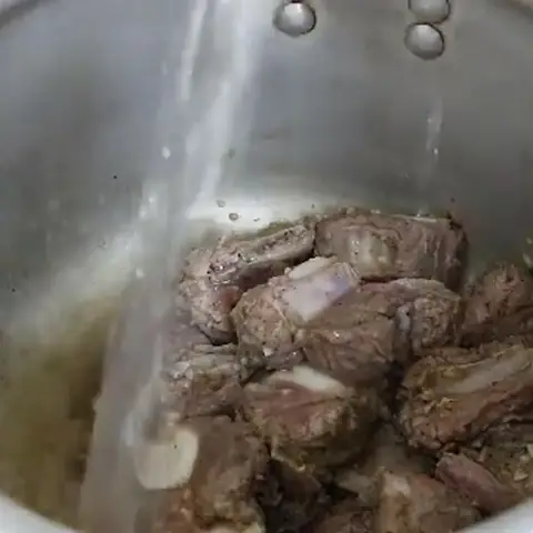 Hầm thịt trâu với sả Hầm thịt trâu với sả