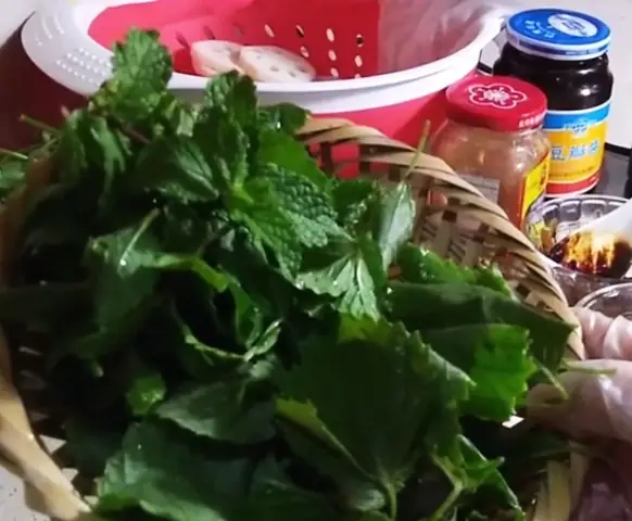 Bước 2: Sơ Chế Các Nguyên Liệu Khác Cho Món Lẩu Dê Khô