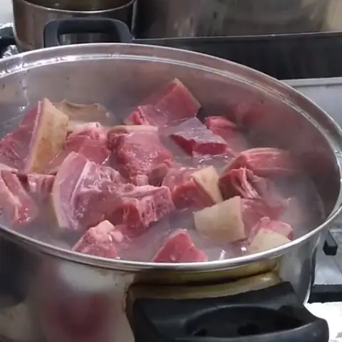 Bước 1: Tiến Hành Sơ Chế Thịt Dê