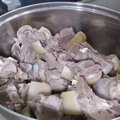 Bước 1: Tiến Hành Sơ Chế Thịt Dê