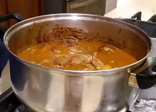 Bước 5: Nấu Lẩu Dê Khô