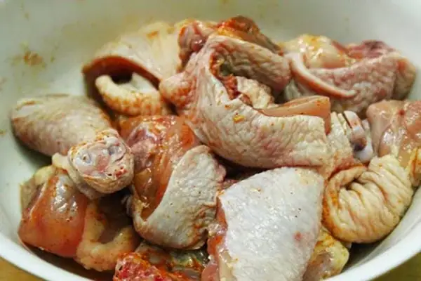 Bước 1: Sơ chế và ướp thịt vịt nấu lẩu vịt măng cay Bước 1: Sơ chế và ướp thịt vịt nấu lẩu vịt măng cay