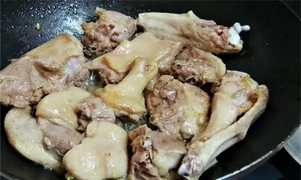 Bước 4: Nấu Lẩu Vịt Om Sấu Nước Dừa Bước 4: Nấu Lẩu Vịt Om Sấu Nước Dừa