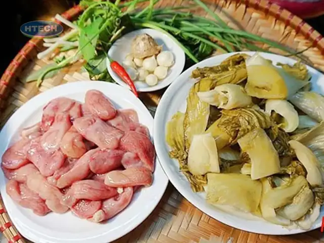 Chuẩn Bị Nguyên Liệu Làm Món Lòng Xào Dưa