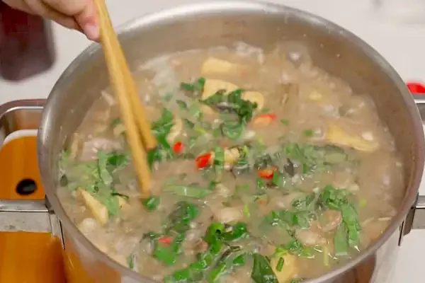 Bước 3: Nấu Lươn Om Chuối Đậu