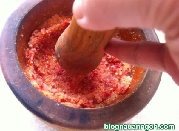 Ngon ngất ngây với món tôm nướng muối ớt mằn mặn, cay cay ngày mát trời!