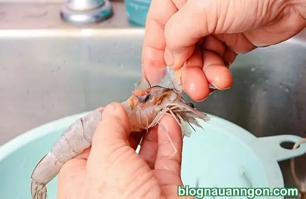 Ngon ngất ngây với món tôm nướng muối ớt mằn mặn, cay cay ngày mát trời!