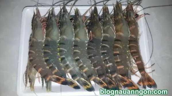 Ngon ngất ngây với món tôm nướng muối ớt mằn mặn, cay cay ngày mát trời!