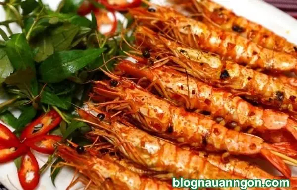 Ngon ngất ngây với món tôm nướng muối ớt mằn mặn, cay cay ngày mát trời!