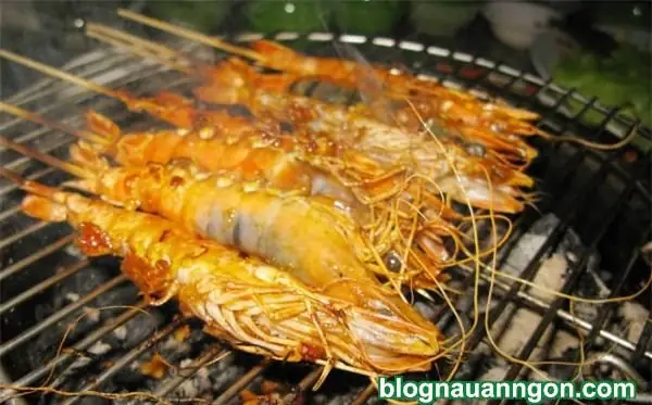 Ngon ngất ngây với món tôm nướng muối ớt mằn mặn, cay cay ngày mát trời!