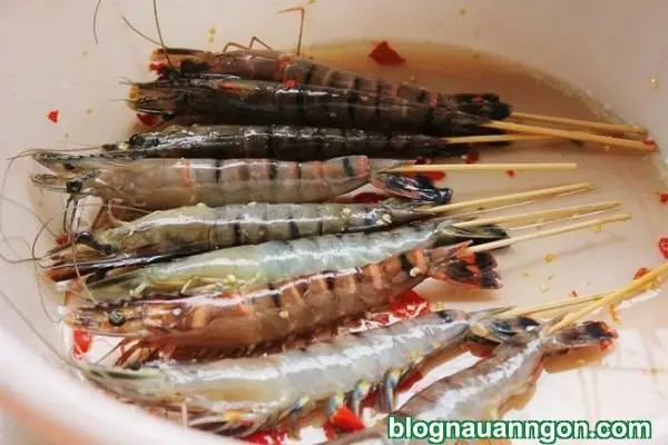 Ngon ngất ngây với món tôm nướng muối ớt mằn mặn, cay cay ngày mát trời!