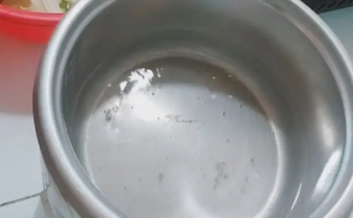 Bước 1: Đong Nước Và Cho Vào Nồi Cơm Điện Bước 1: Đong Nước Và Cho Vào Nồi Cơm Điện