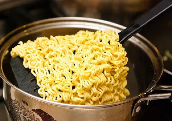 Trụng Mì Tôm Trước Khi Nấu