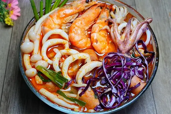 Bước 3: Nấu Mì Cay