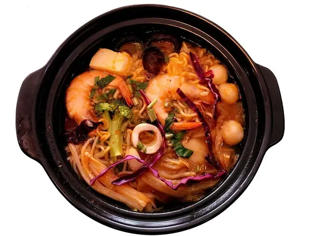 Cho Hải Sản Vào Mì