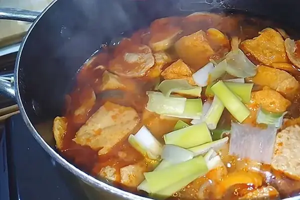 Nấu nước nhân mì Quảng Nấu nước nhân mì Quảng