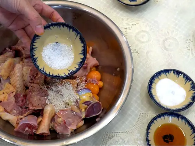 Bước 3: Ướp Thịt Gà Bước 3: Ướp Thịt Gà