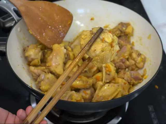 Bước 4: Phi Nén Và Xào Gà Bước 4: Phi Nén Và Xào Gà