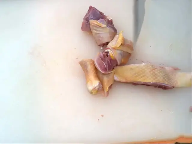 Bước 1: Làm Sạch Gà Chặt Gà Thành Từng Miếng Nhỏ