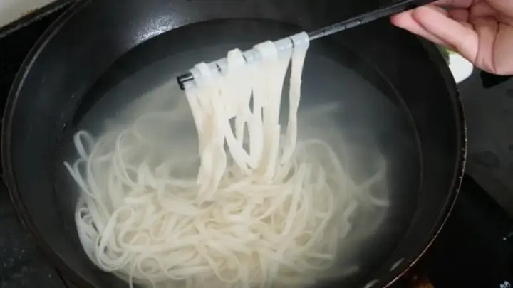 2.2. Bước 2: Cách nấu mì gạo với trứng ngon