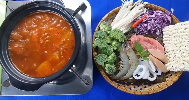 Bước 2: Nấu Nước Mì Cay