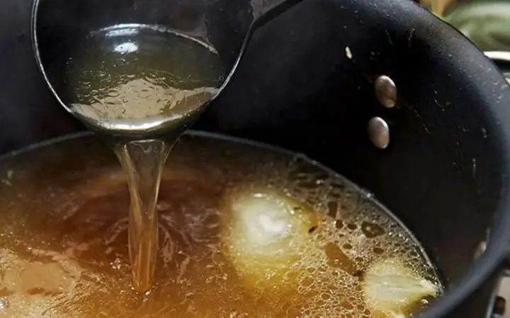 Bước 3: Nấu Nước Dùng Mì Vịt Tiềm