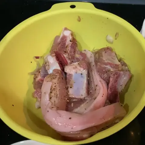 Sơ chế và ướp thịt