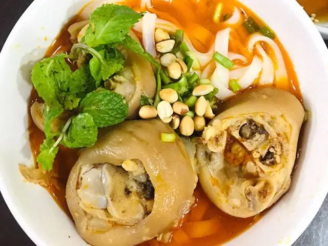 Bước 6: Thưởng thức mì quảng giò heo trọn vị