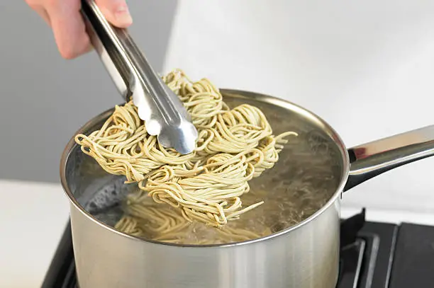 Thêm Mì:khi Nước Đã Sôi, Thêm Mì Tương Đen Samyang Vào Nồi. Đảm Bảo Rằng Mì Được Đặt Đều Trong Nước. Thêm Mì:khi Nước Đã Sôi, Thêm Mì Tương Đen Samyang Vào Nồi. Đảm Bảo Rằng Mì Được Đặt Đều Trong Nước.