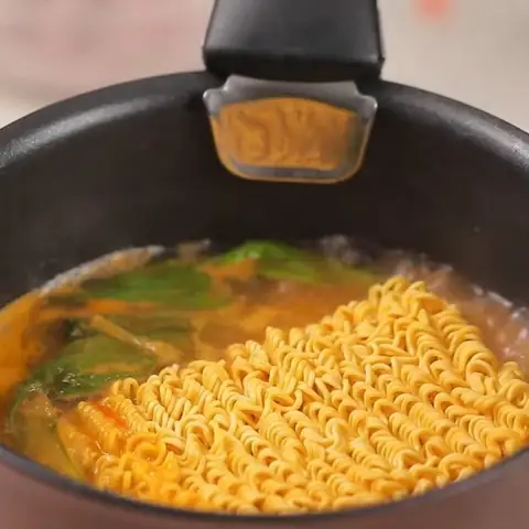 Nấu Mì Và Thưởng Thức Nấu Mì Và Thưởng Thức