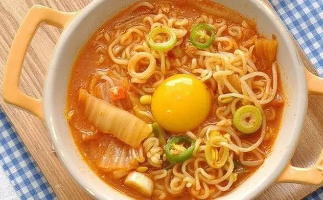 Cách Nấu Mì Tôm Trứng Lòng Đào Ngon Đúng Chuẩn Tại Nhà